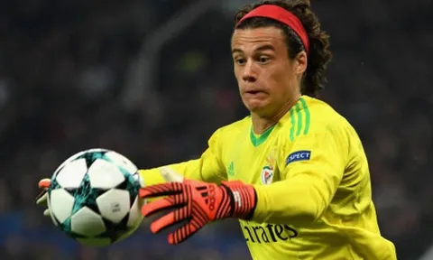 Bàn phản lưới nhà cực 'nhọ' của Mile Svilar trước Man Utd