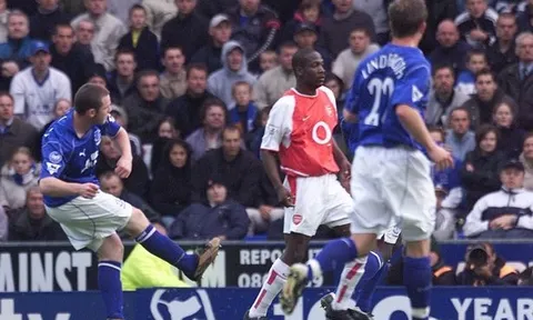 Bàn thắng kinh điển của Wayne Rooney vs Arsenal (2002)