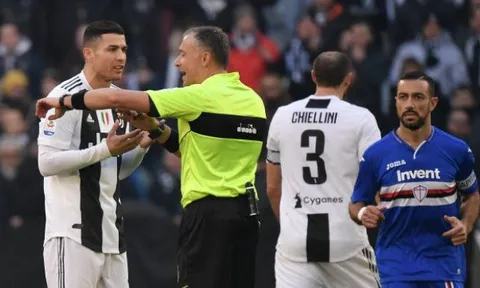 Bảo vệ đồng đội, Ronaldo cãi nhau tay đôi với trọng tài