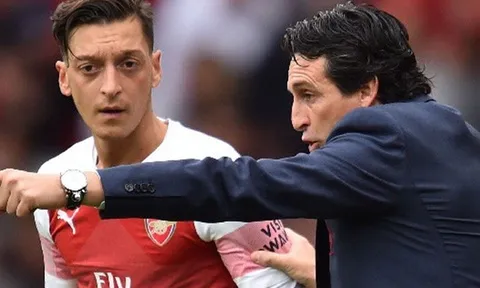 Vì Mesut Ozil, Emery ra quyết định "cấm cửa" Joachim Low