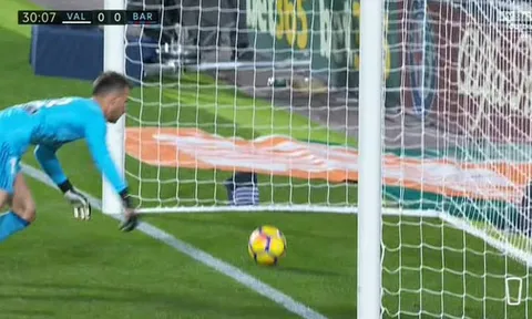 Barca "mất oan" bàn thắng: Sự lỗi thời của giải đấu được cho là hàng đầu