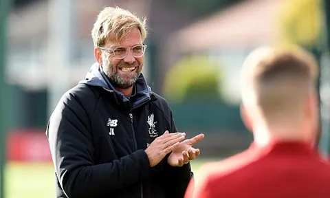 Bật bãi ở Cúp Liên đoàn, Klopp vẫn rạng rỡ trên sân tập