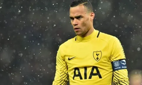 Bắt bóng như Karius, thủ thành của Tottenham hứng loạt gạch đá