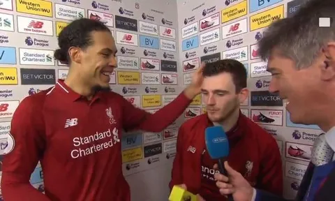 Robertson khiến Van Dijk bật cười khi được nhờ làm điều này với Firmino
