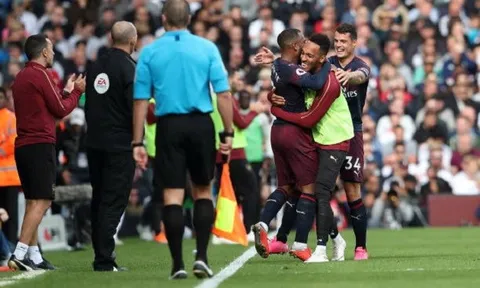 Bất ngờ với cầu thủ Lacazette chạy đến ăn mừng bàn mở tỉ số