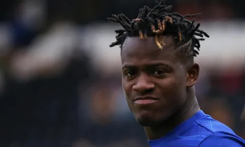 Batshuayi tuyên bố cứng trước chấn thương của Morata