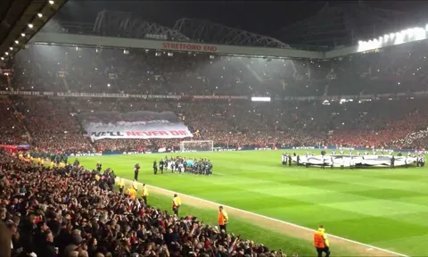 Bầu không khí tuyệt vời của sân Old Trafford