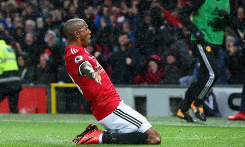Bây giờ, tất cả đã thấy một Ashley Young thiên tài