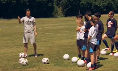 Beckham khiến lớp hậu bối lác mắt với kỹ năng chơi bóng của mình