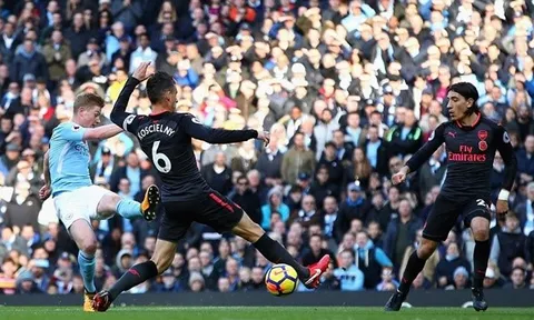 Bellerin "mất hồn" trước cú sút của De Bruyne