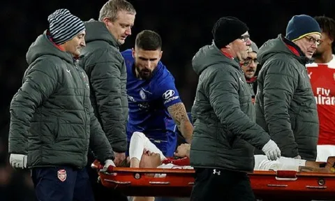Bellerin vật vã nằm sân và đây là cầu thủ bất ngờ đến an ủi