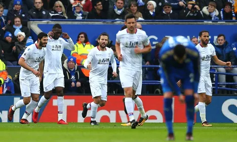 Benteke giải hạn ở hang cáo, Crystal Palace rời xa nhóm đèn đỏ