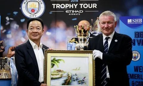 Bầu Hiển nâng cúp Ngoại hạng Anh, hẹn Man City trở lại Việt Nam