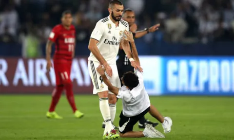 Bị Benzema 'gạt giò', CĐV vẫn nỗ lực chạy đến cầu thủ này của Real
