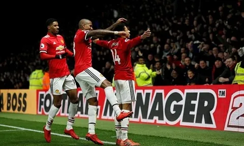 Bị chê dựng xe bus, Man Utd lại đang ghi bàn ầm ầm