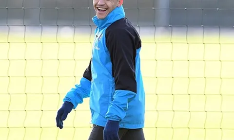 Bị chỉ trích gay gắt, Alexis Sanchez vẫn rạng rỡ trên sân tập