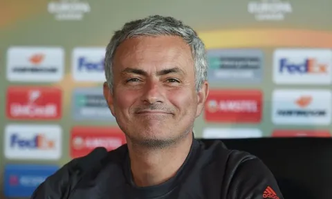 Bị De Bruyne hạ sát, CĐV Chelsea chửi rủa Mourinho