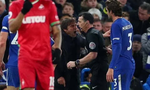 Bị đuổi lên khán đài, Conte vẫn tìm cách 'lách luật'