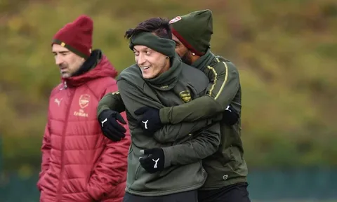 Bị Lacazette 'cướp' áo số 10, Ozil đáp trả cực hài