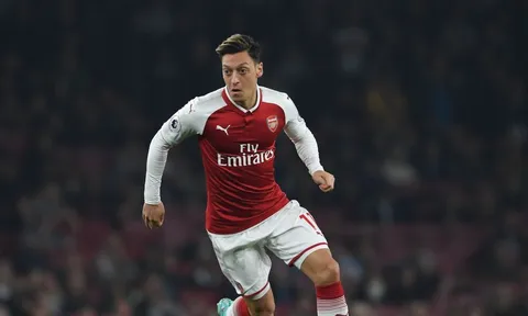 Bị loại khỏi đội hình Arsenal, đây là phản ứng của Ozil