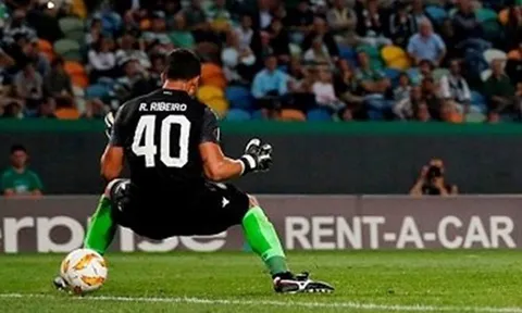 Bị sút "lọt khe", thủ môn Sporting gồng người hết cỡ vẫn bất lực