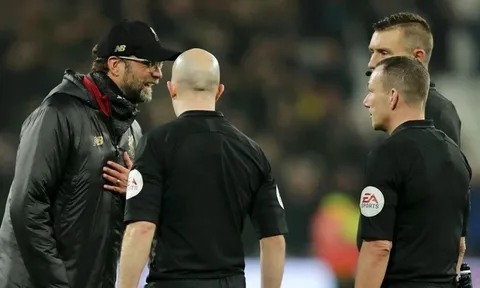 Bị suy diễn sau hành động mắng trọng tài, Klopp chỉ biết... cạn lời