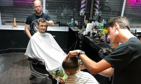 Bị thất sủng tại Liverpool, Dejan Lovren dẫn con đi xuống tóc giải hạn
