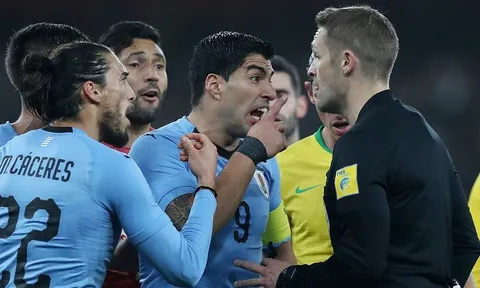 Bị thổi phạt đền, Suarez muốn "ăn tươi nuốt sống" trọng tài
