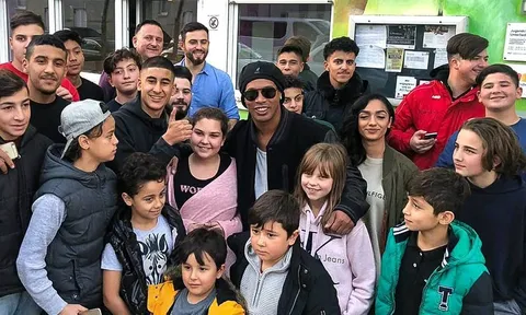 Bị tịch thu hộ chiếu, Ronaldinho vẫn ung dung sang Đức