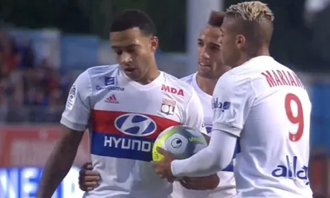 Bị tranh đá phạt đền, Depay "dằn mặt" đồng đội bằng cách sút panenka
