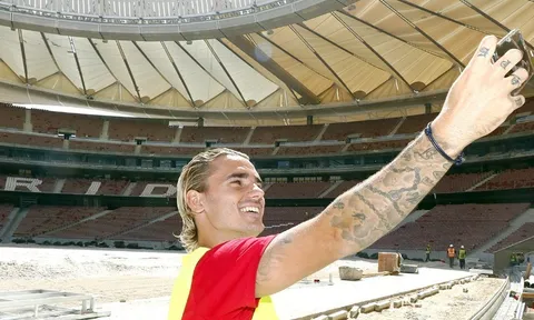 Bị treo giò, Griezmann tranh thủ tham quan sân đấu mới