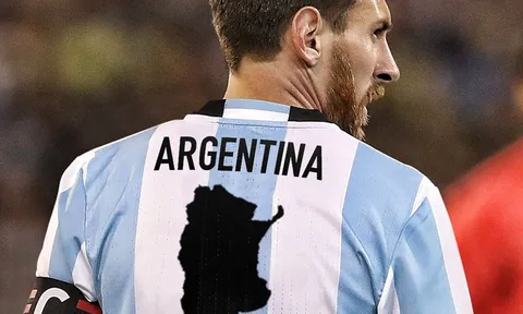 Ảnh chế vị cứu tinh Messi còng lưng gánh tạ Argentina
