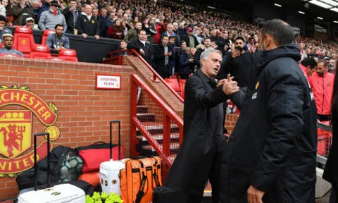 Biểu cảm khó đỡ của Mourinho khi bắt tay người đồng hương