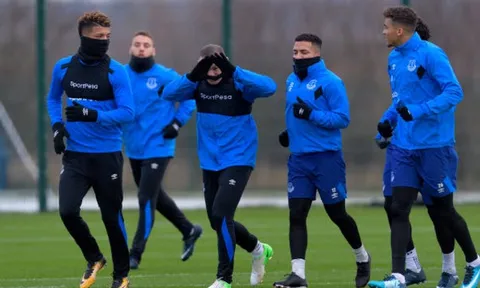 Big Sam vắng mặt, sân tập Everton mở hội