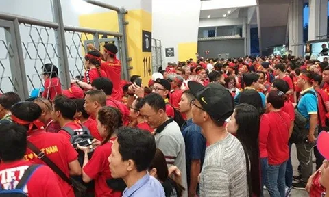 Báo Malaysia đưa tin CĐV Việt Nam phải đứng bên ngoài sân Bukit Jalil