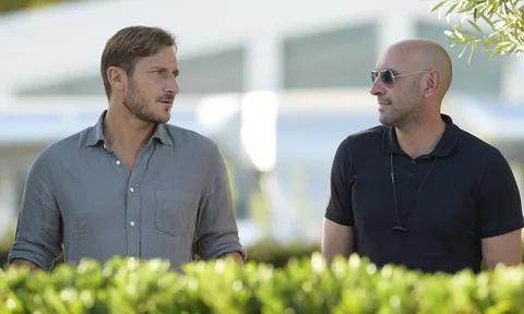 'Bố già', Totti núp bụi, theo dõi như gián điệp