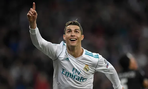 Bố HLV Lopetegui: 'Real khủng hoảng vì bán Ronaldo'