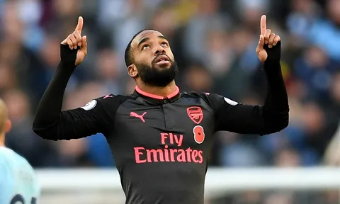 Bỏ qua NHA, Lacazette đặt mục tiêu vô địch Europa League