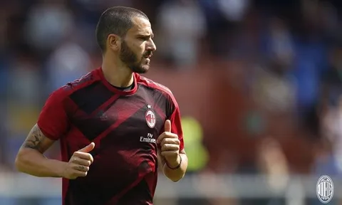 Bonucci âu lo tiến vào sân Luigi Ferraris
