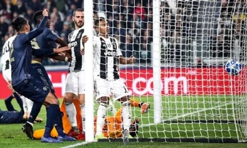 Bonucci hay Sandro đá phản lưới trận Juventus 1-2 Man Utd?