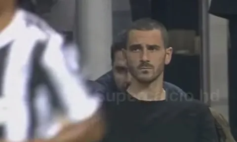 Bonucci thẩn thờ nhìn Juventus đánh bại AC Milan