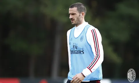 Bonucci tỏ ra khó chịu trên sân tập Milan