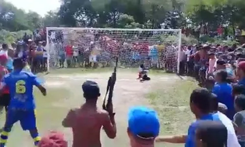SỐC: CĐV Brazil vác súng AK đến sân cổ vũ đội nhà