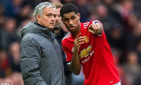 Bực bội vì bị bỏ rơi, Rashford dùng sao Liverpool chỉ trích Mourinho