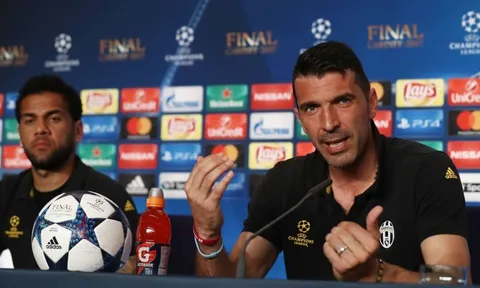 Buffon: "Alves đột kích tôi trong phòng tắm và đòi chức vô địch World Cup"