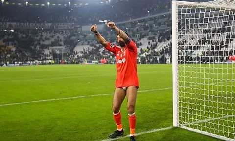 Buffon gây sốc khi... tụt quần tri ân CĐV Juventus