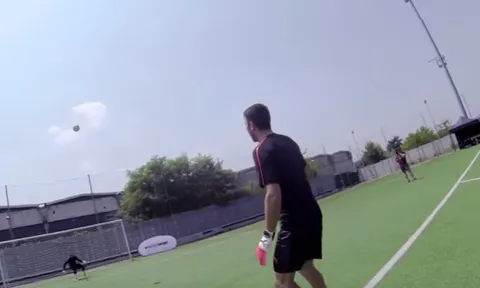 Buffon lốp bóng ghi bàn điệu nghệ trên sân tập