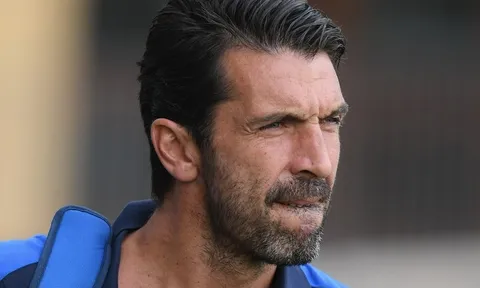 Buffon xuất hiện như nam thần trên sân tập Italia