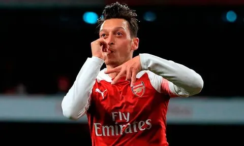 Bùng nổ mạnh mẽ, Ozil vượt Klinsmann, phá vỡ kỷ lục tồn tại 20 năm