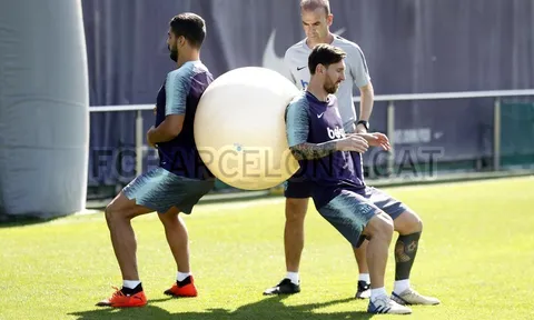 Messi quấn quít với 'cạ cứng', hết cô đơn trên sân tập